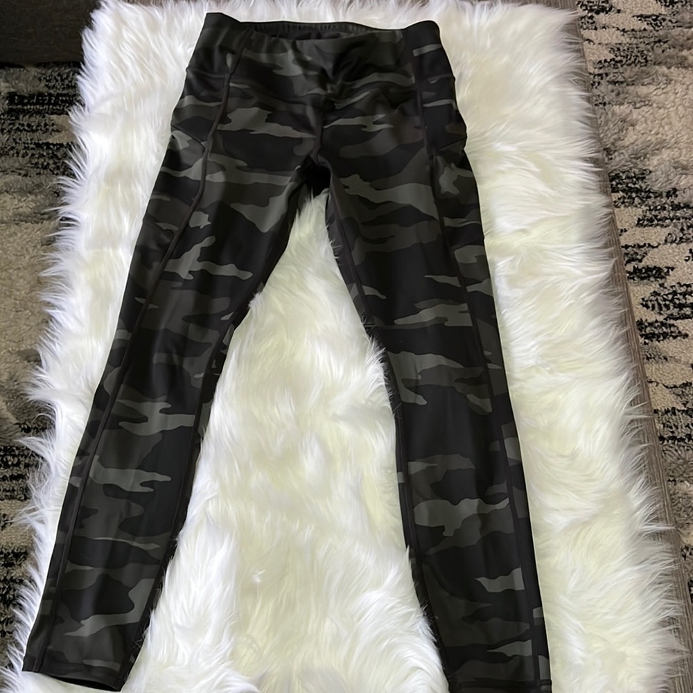 Athleta camo contender 7/8 leggings. Size small